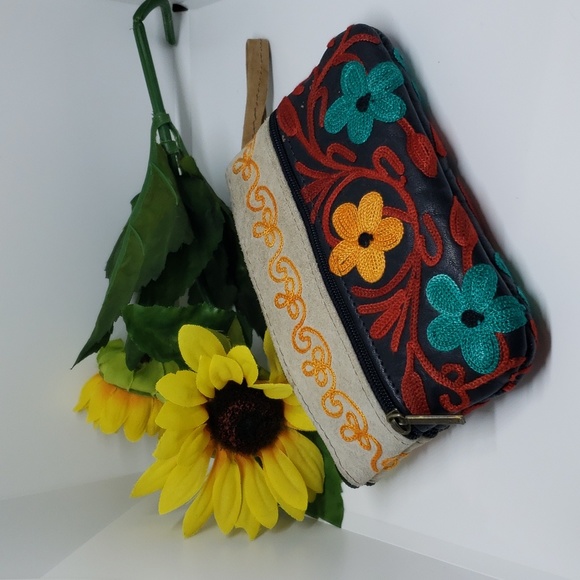Embroidered coin purse suede leather padded w/ 3 pockets - Picture 1 of 7